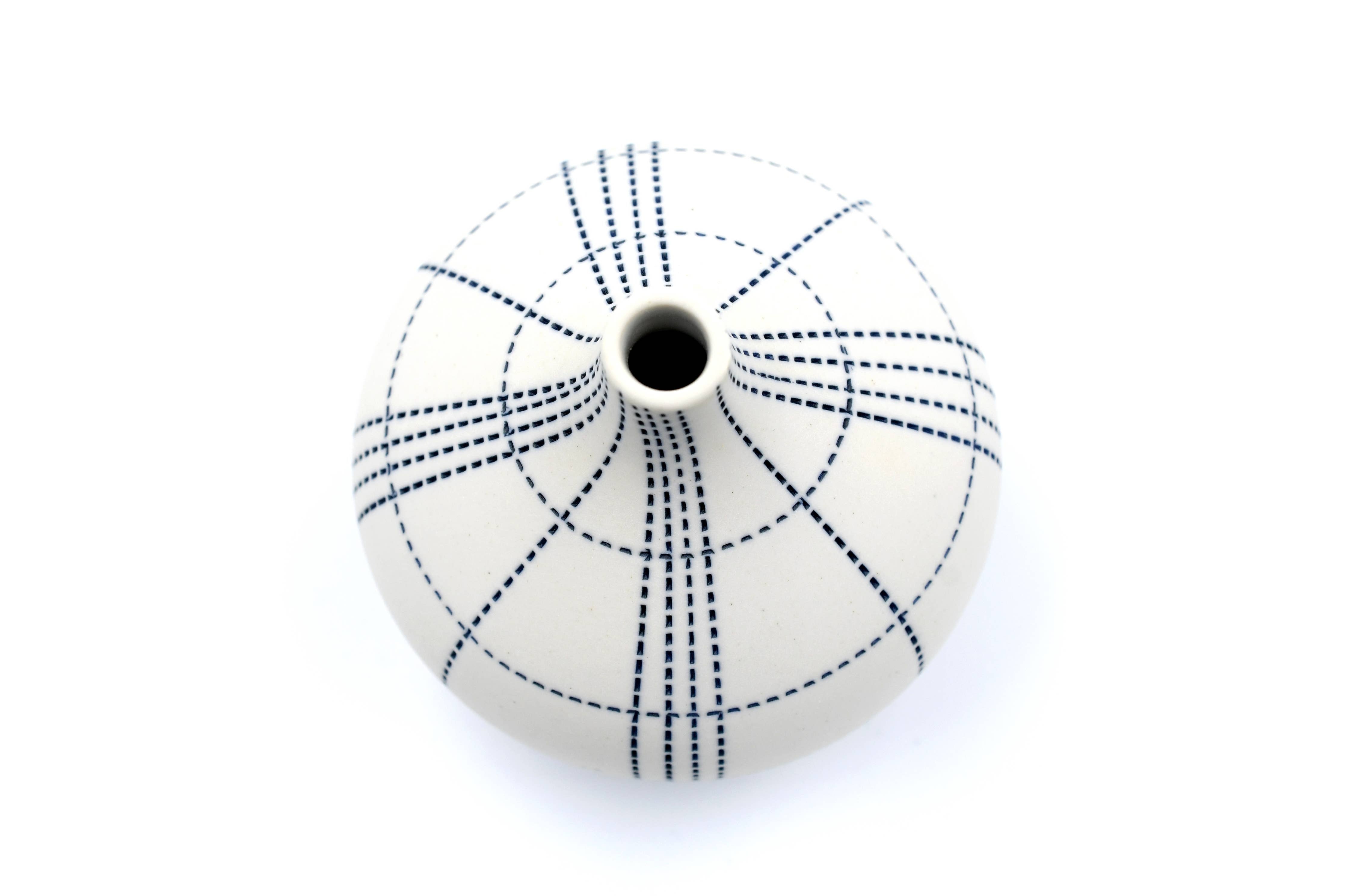 Congo – Handcrafted Porcelain Bud Vase