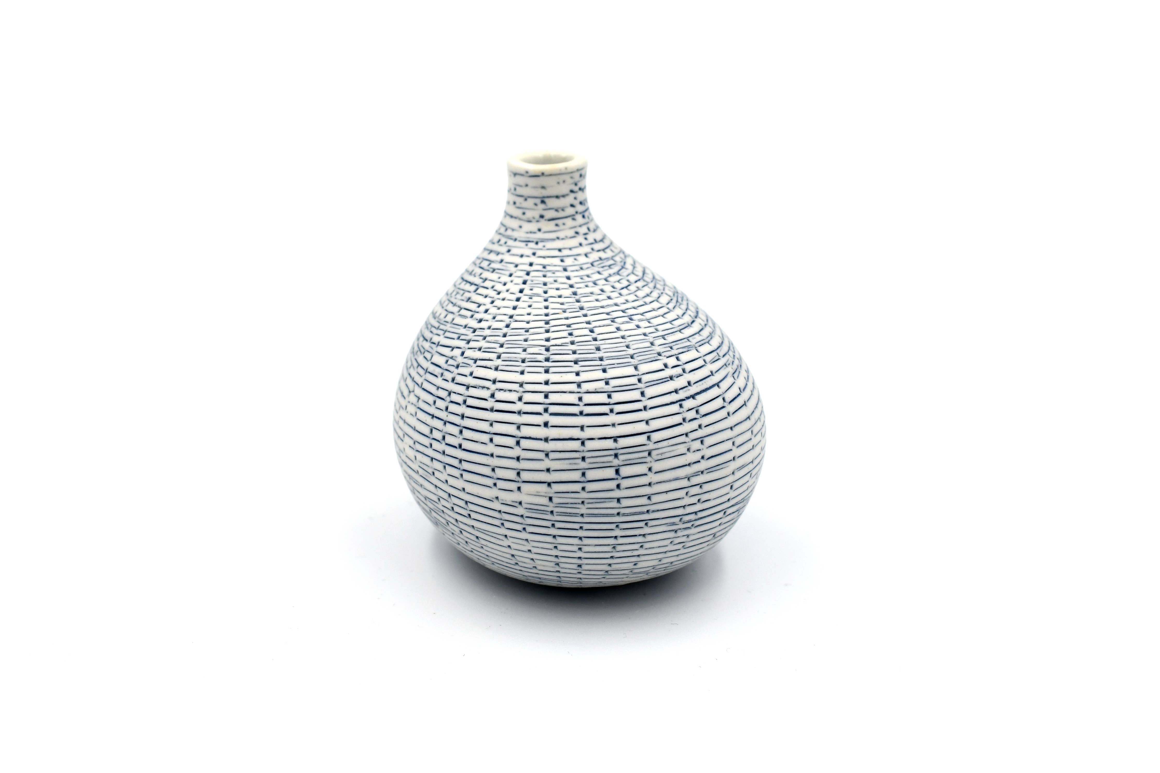 Omo – Handcrafted Porcelain Bud Vase