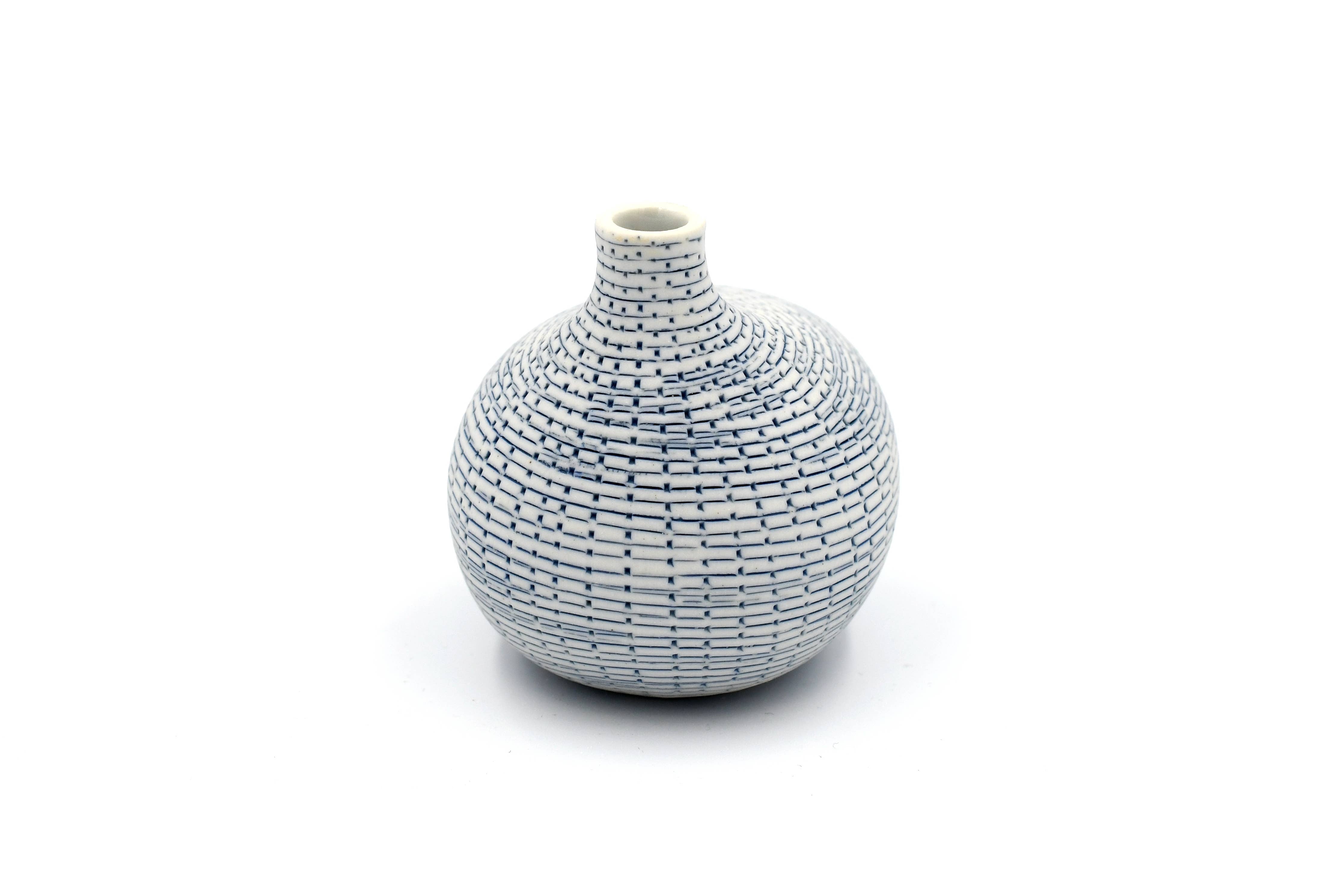 Omo – Handcrafted Porcelain Bud Vase