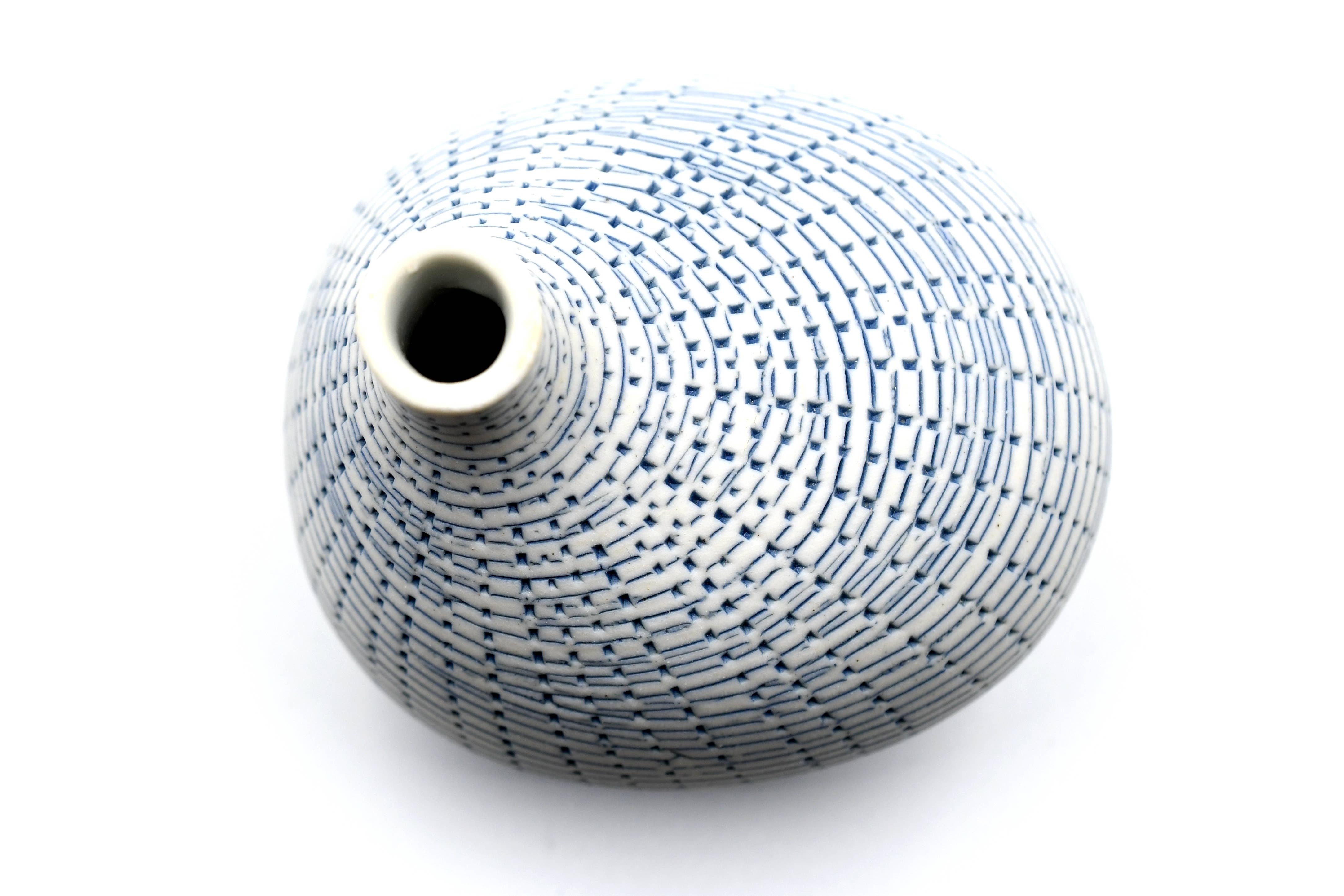 Omo – Handcrafted Porcelain Bud Vase