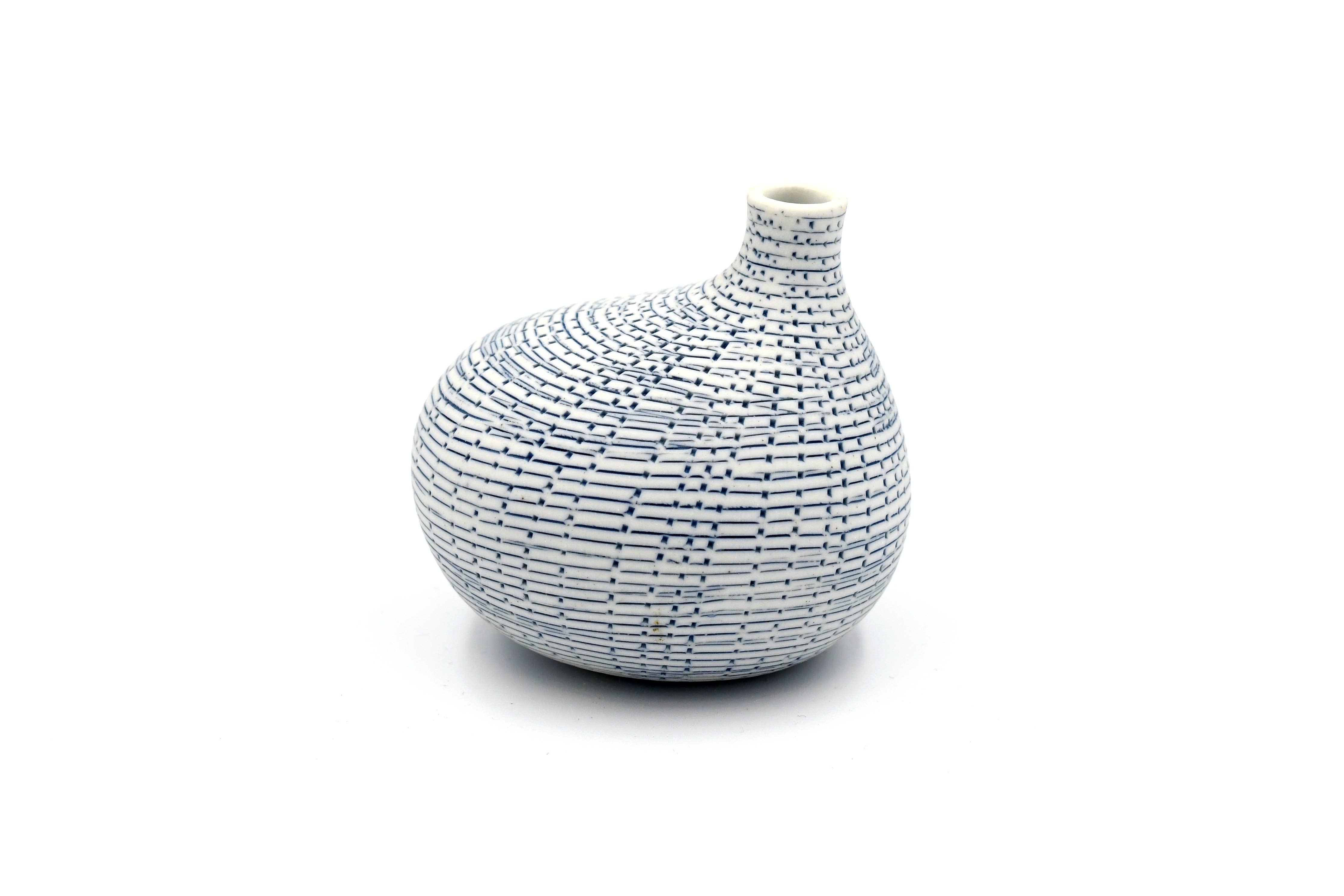 Omo – Handcrafted Porcelain Bud Vase