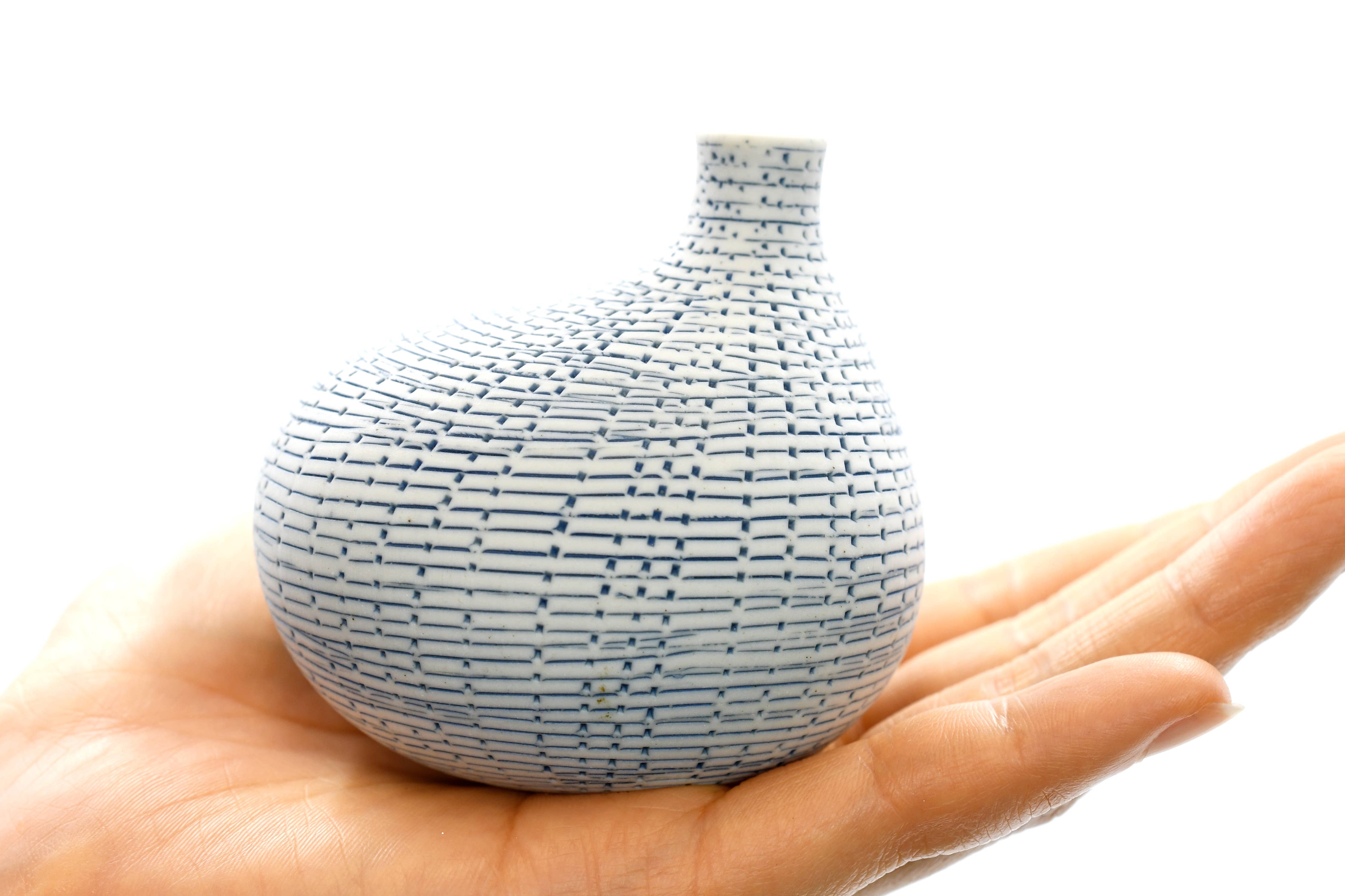 Omo – Handcrafted Porcelain Bud Vase