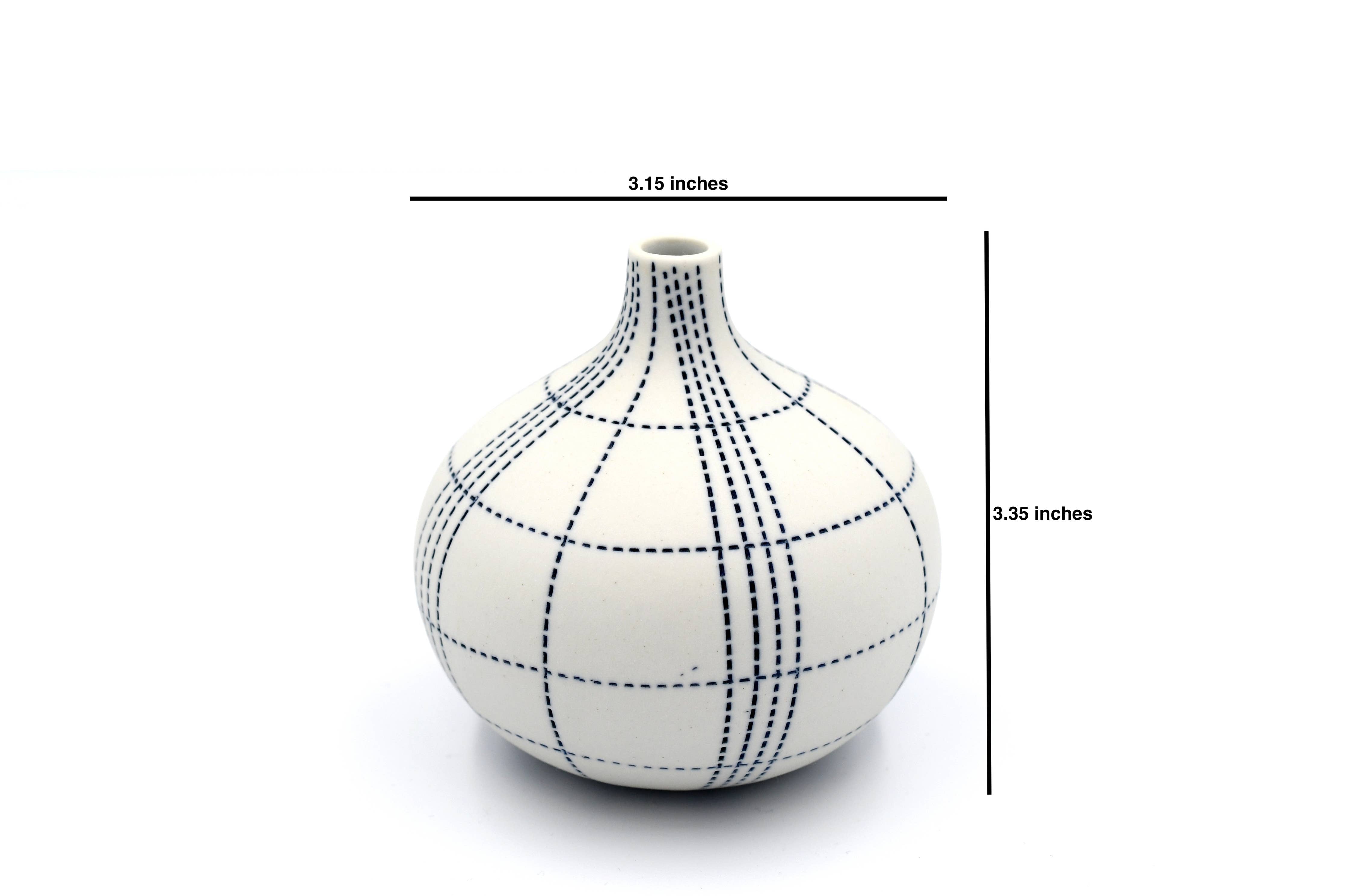 Congo – Handcrafted Porcelain Bud Vase