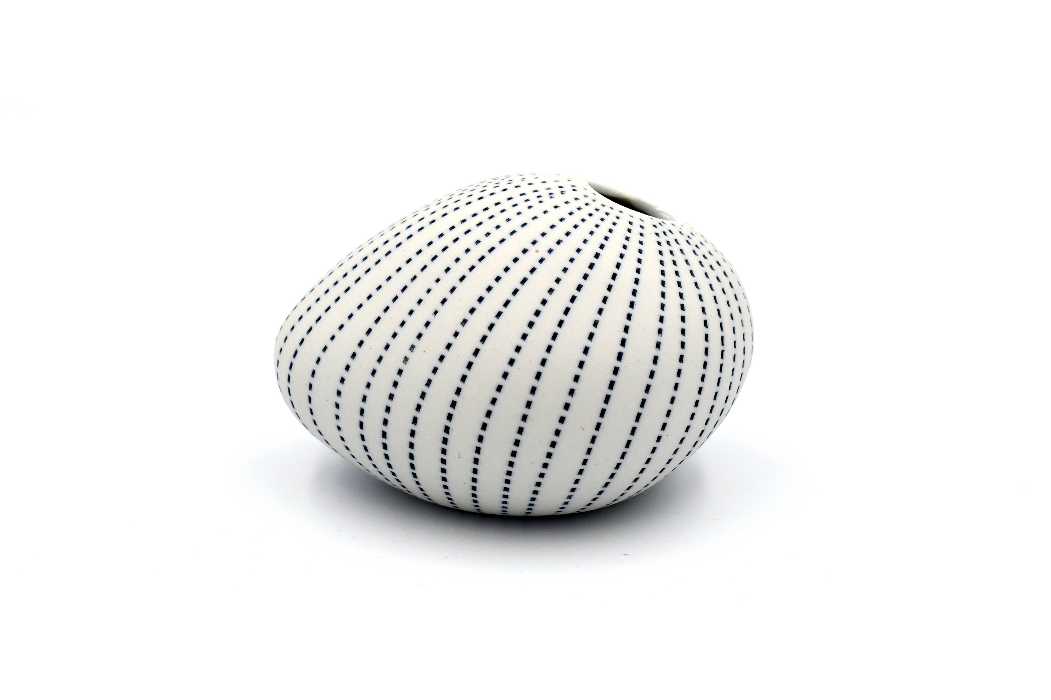 Pebble – Handcrafted Porcelain Bud Vase