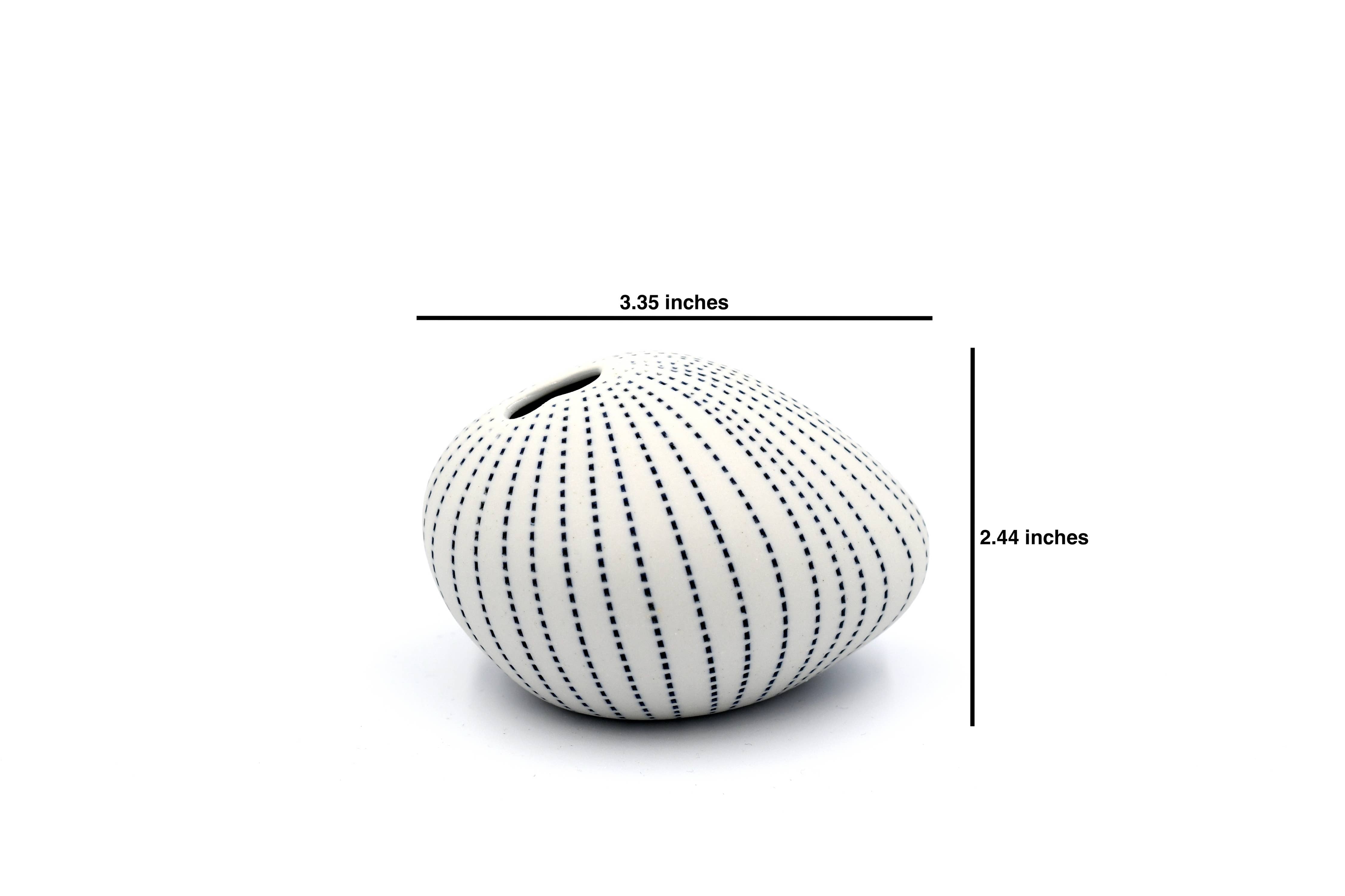 Pebble – Handcrafted Porcelain Bud Vase