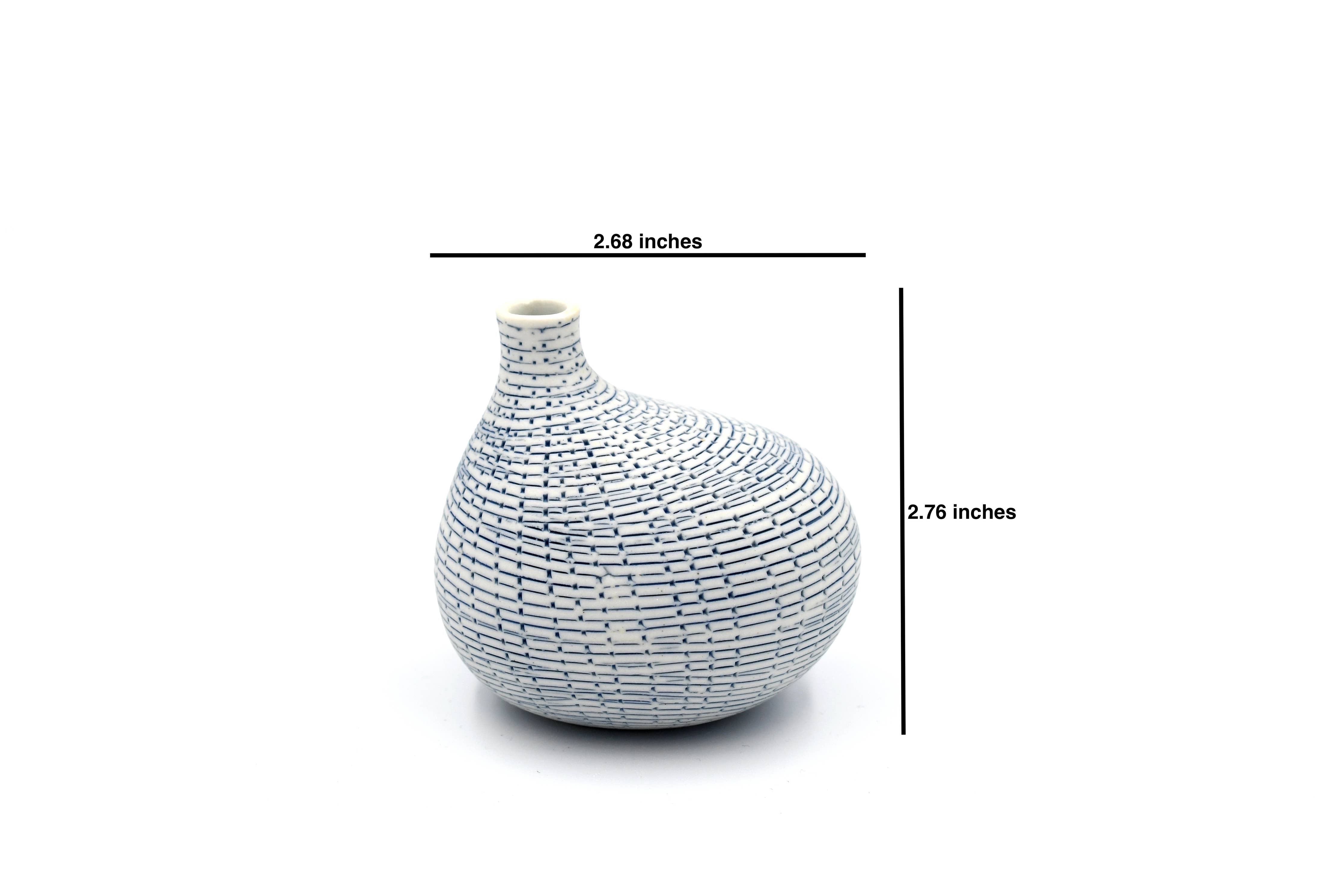 Omo – Handcrafted Porcelain Bud Vase